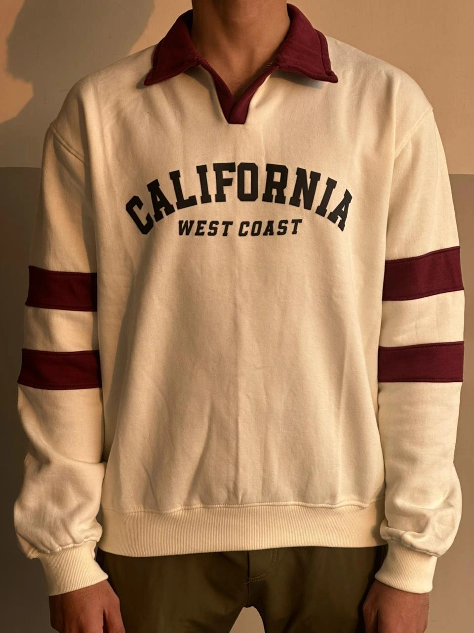 Men’s premium fleece sweatshirt with classic varsity print and contrast collar