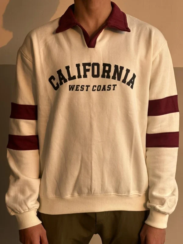 Men’s premium fleece sweatshirt with classic varsity print and contrast collar