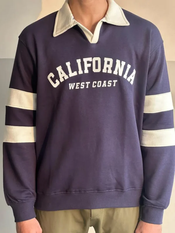 Men’s premium fleece sweatshirt with classic varsity print and contrast collar