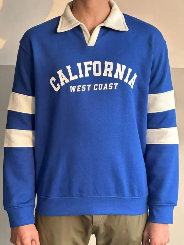 Men’s premium fleece sweatshirt with classic varsity print and contrast collar