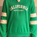 Men’s premium fleece sweatshirt with classic varsity print and contrast collar