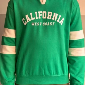 Men’s premium fleece sweatshirt with classic varsity print and contrast collar