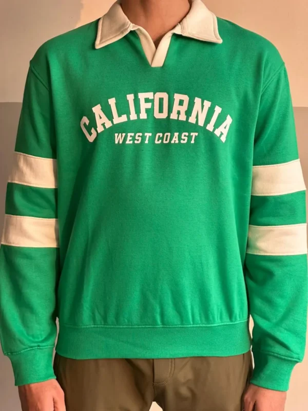 Men’s premium fleece sweatshirt with classic varsity print and contrast collar