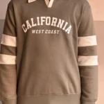 Men’s premium fleece sweatshirt with classic varsity print and contrast collar