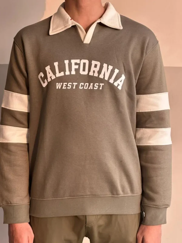 Men’s premium fleece sweatshirt with classic varsity print and contrast collar