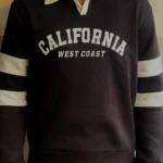 Men’s premium fleece sweatshirt with classic varsity print and contrast collar