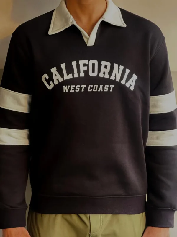 Men’s premium fleece sweatshirt with classic varsity print and contrast collar